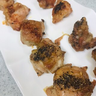 魚焼きグリルで焼く赤の一味と黒のペッパー焼き鳥